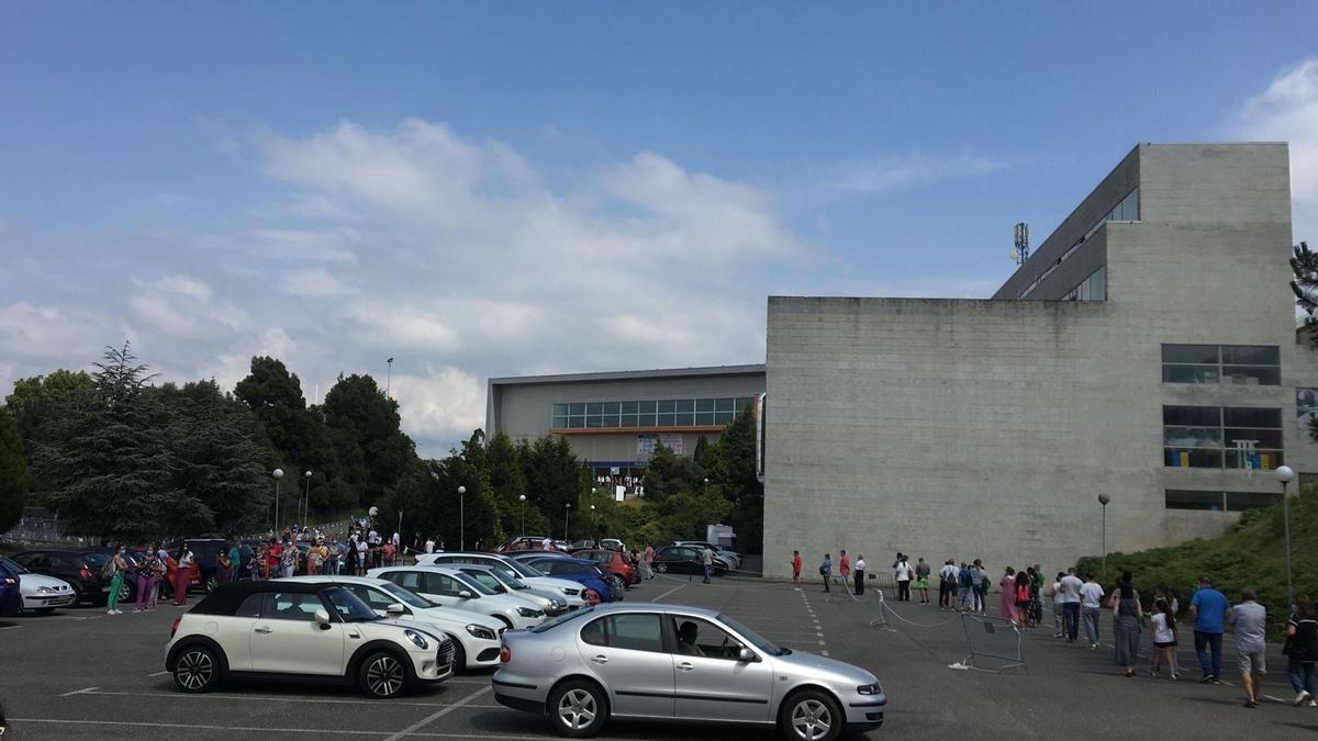 Colas en el exterior del Ifevi, esta tarde, para vacunarse frente al COVID. // FdV