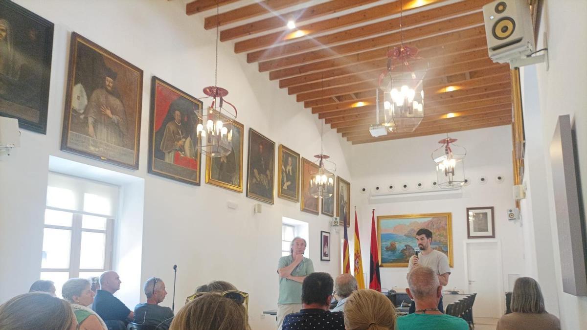Imagen de una de las reuniones celebradas estos días para programar acciones contra la planta de baterías de litio.