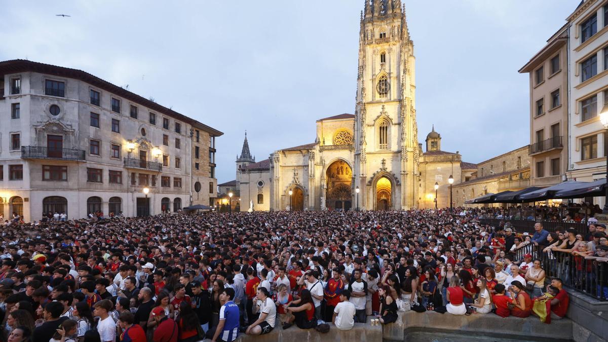 Ambiente en la plaza de la Catedral viendo durante el partido contra Francia.