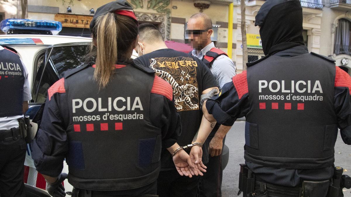 Agentes de los Mossos d'Esquadra y la Guardia Urbana en un operativo antidroga en Barcelona.