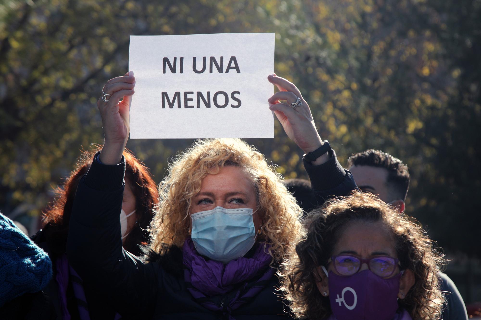 Asociaciones, vecinos, trabajadores y residentes se concentran en repulsa del crimen machista perpetrado el viernes en el barrio granadino de Parque Nueva Granada y para condenar la violencia machista, este sábado en la plaza del barrio Parque Nueva Granada. EFE/Pepetorres