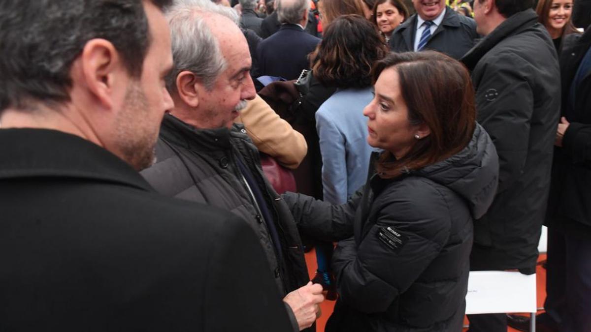 Couceiro e Inés Rey, el viernes en el puerto exterior. |  // C. PARDELLAS