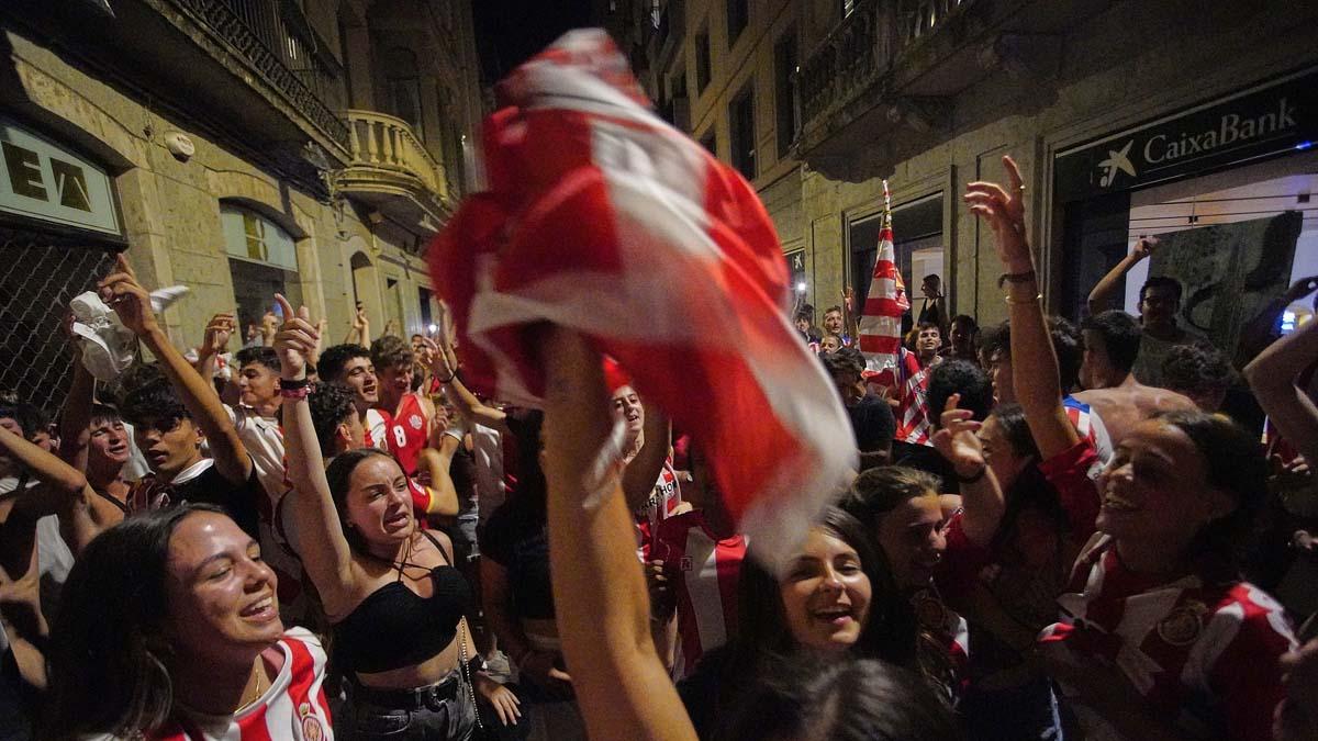 Celebración del doble ascenso a la plaça Catalunya de Girona