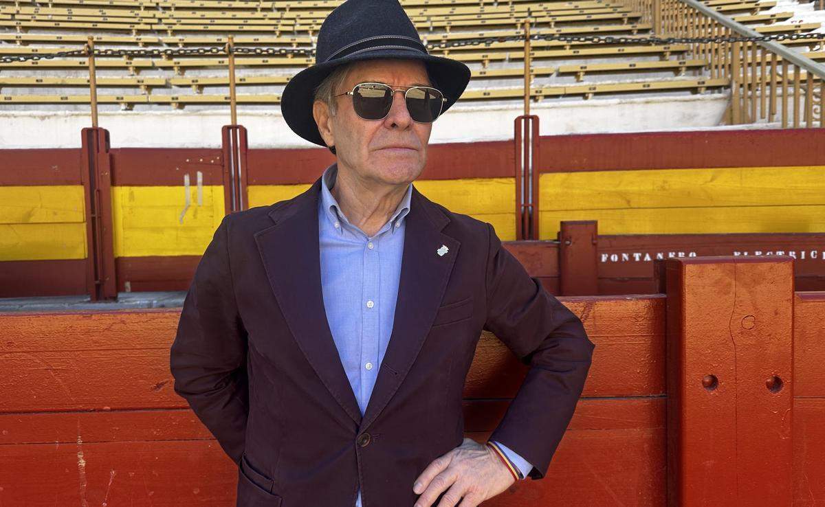 El maestro Gregorio Tébar Pérez, 'El Inclusero', en la plaza de toros de Alicante, tras la entrevista