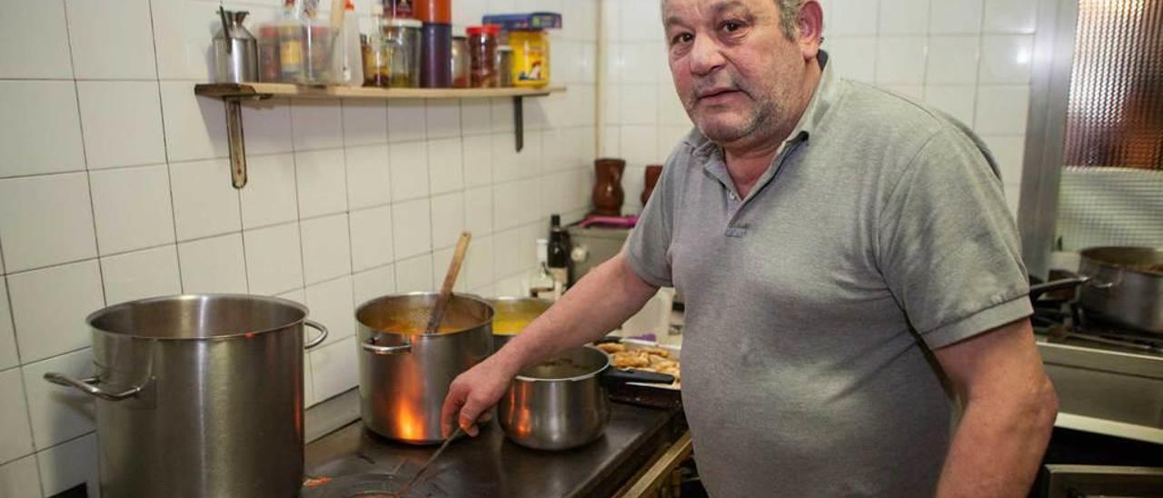 Jesús Molina, en la cocina de carbón del bar de su negocio en Tanes.