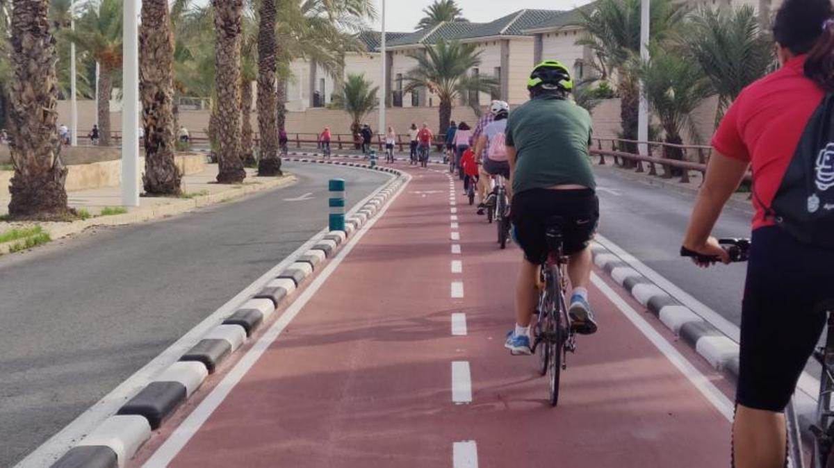 De ruta por el carril bici de la calle Teulada. | INFORMACIÓN