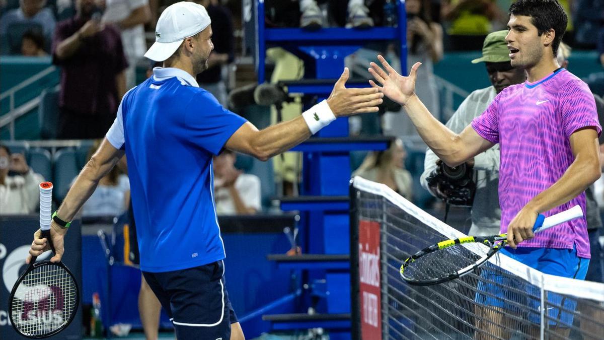 Saludo entre Dimitrov y Alcaraz en los cuartos de final del Miami Open