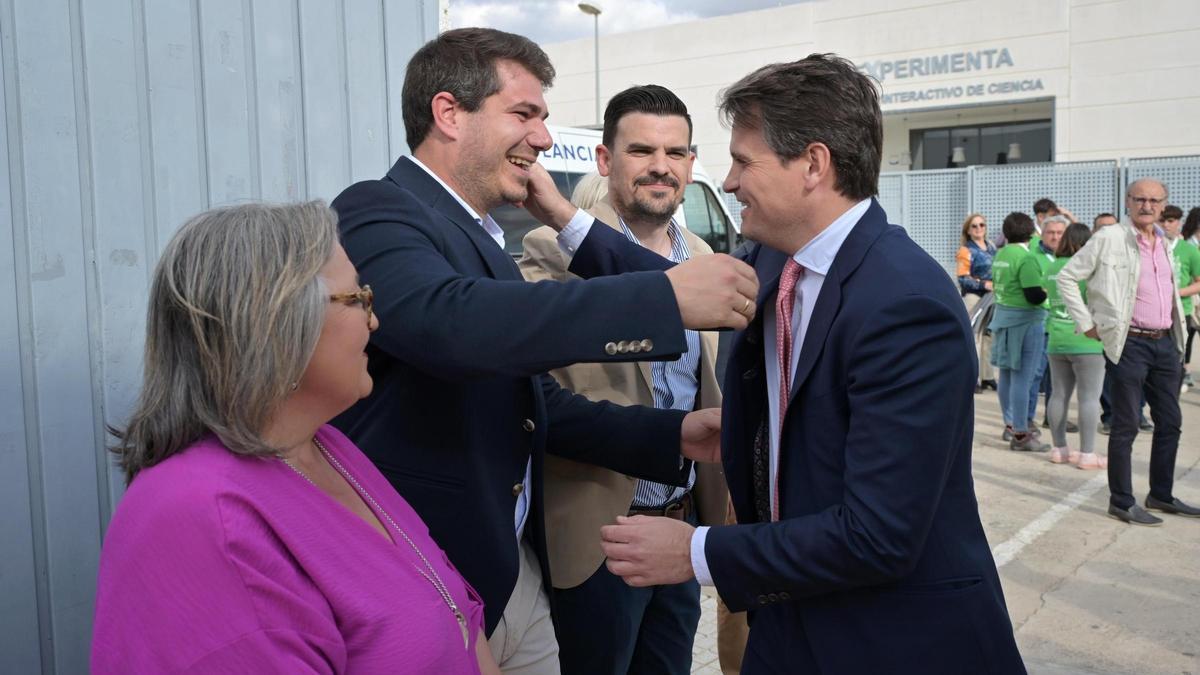 Daniel Lara, alcalde de Llerena, saluda a Abel Bautista, consejero de Presidencia de la Junta de Extremadura, ante Santiago Amaro, director general de Deportes.