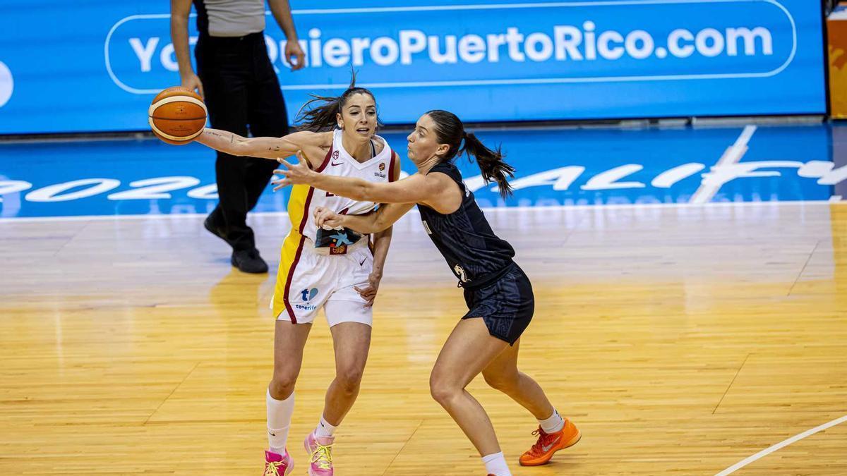 Mariona Ortiz, defendida por una rival durante el choque.