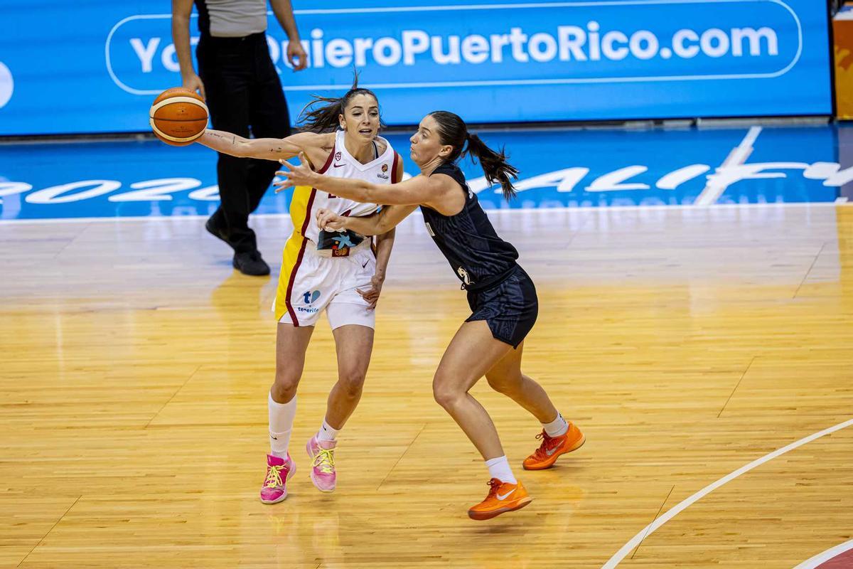 Mariona Ortiz, defendida por una rival durante el choque.