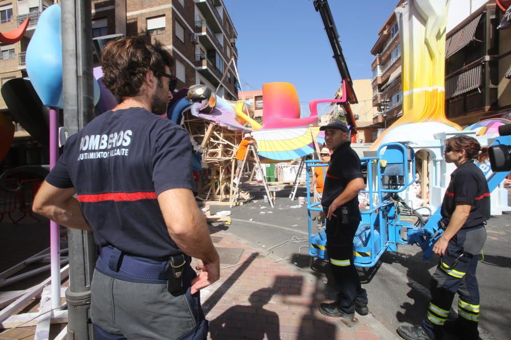 Los bomberos visitan las Hogueras