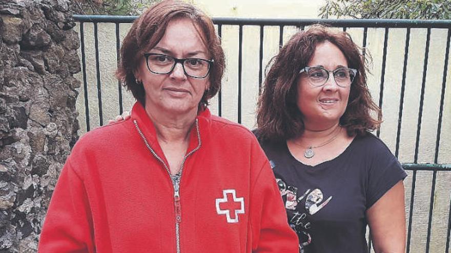 Inmaculada Mesa y Jazmina Caraballo, de Cruz Roja Española, ayer en La Montañeta.