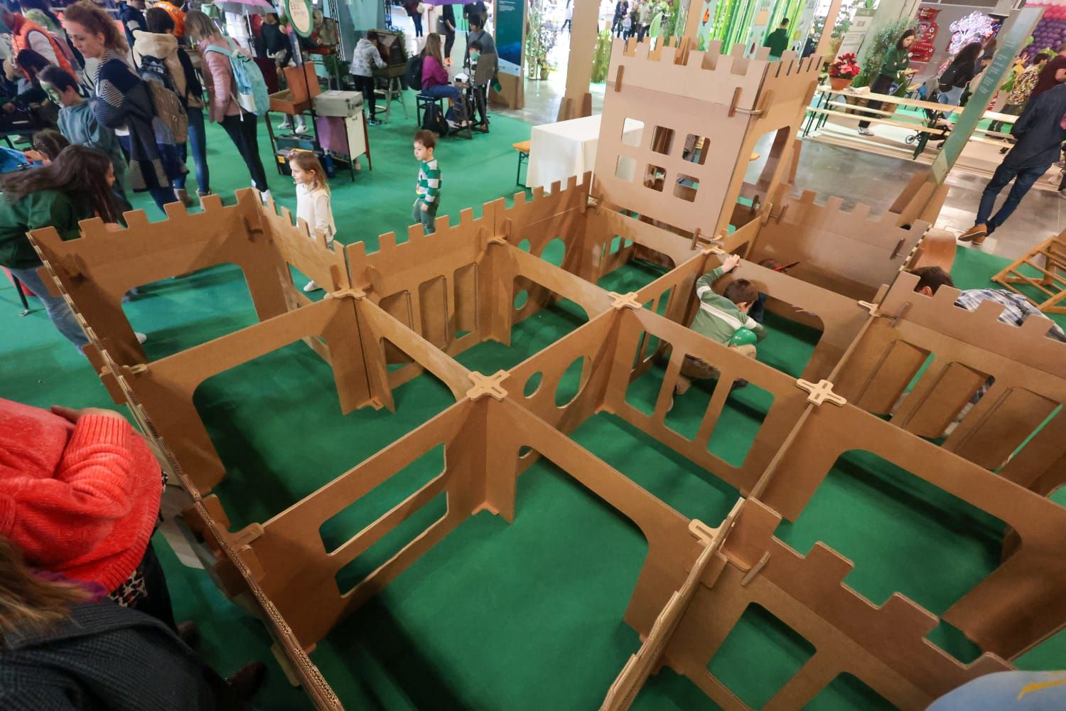 Los más pequeños disfrutan en Expojove de las vacaciones navideñas