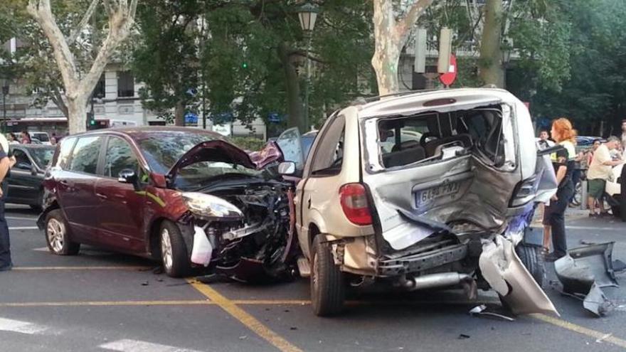 Dos heridos tras chocar sus coches en la av. Fernando el Católico