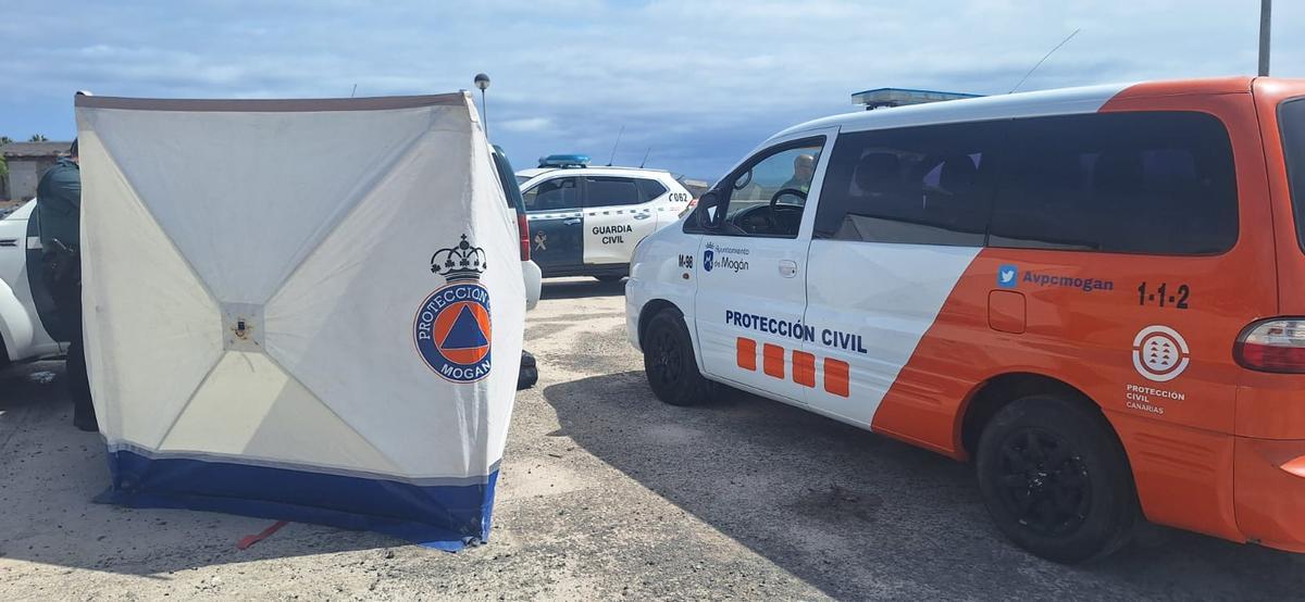 Efectivos de Protección Civil actúan en las labores de emergencia este martes en Mogán.