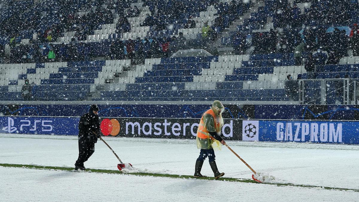 Operarios del Atalanta quitan la nieve del estadio Gewiss.