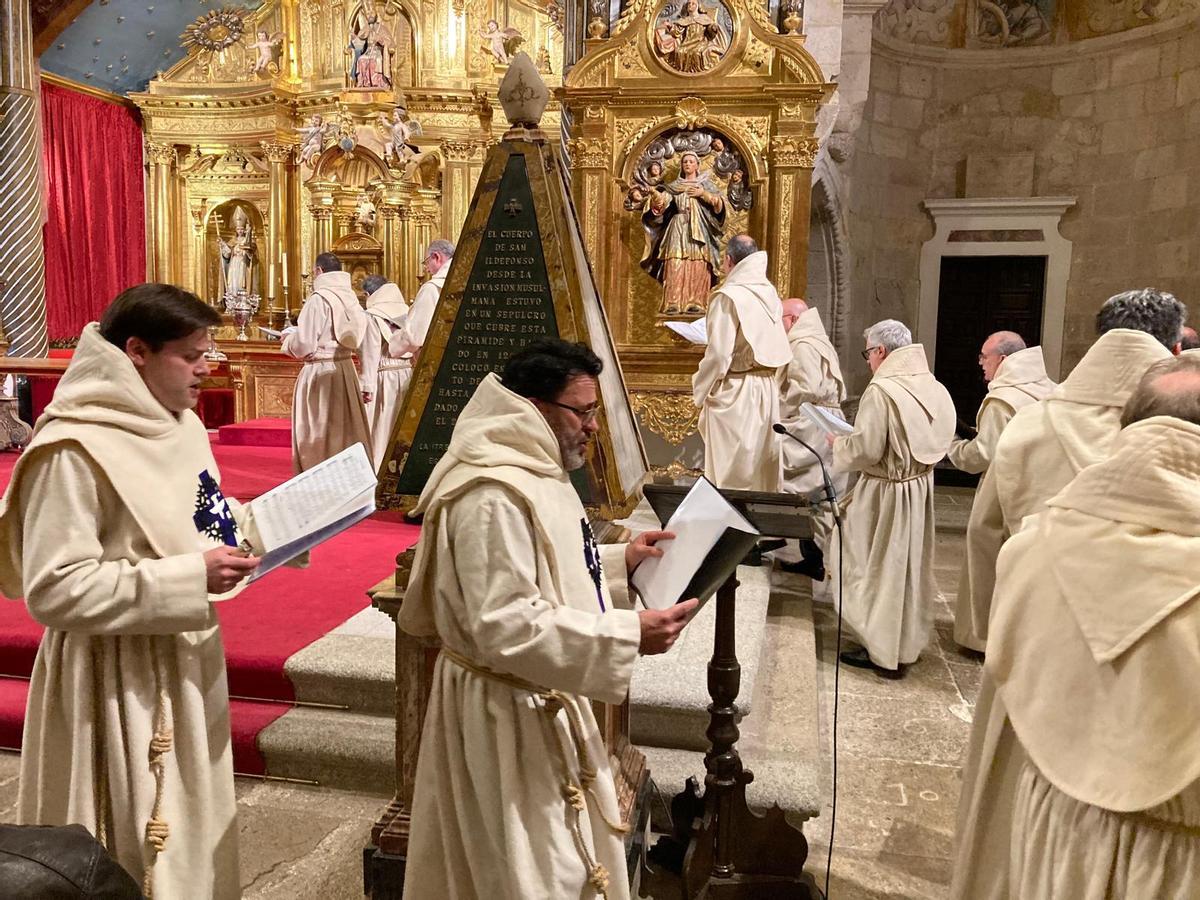 Entrada de uno de los coros en el altar.jpeg Entrada de uno de los coros en el altar.jpeg