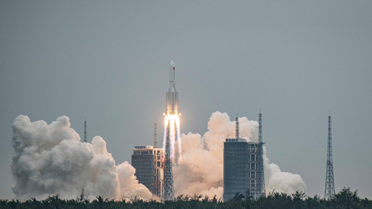 Imagen del lanzamiento del anterior cohete chino el pasado 29 de abril de 2021.. EFE