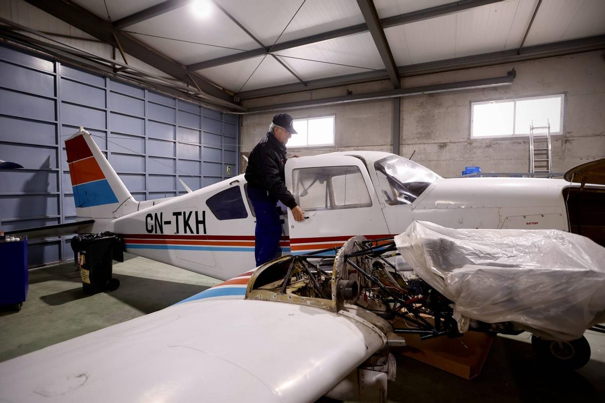 Una de las aeronaves en reparación en Villarrubia.