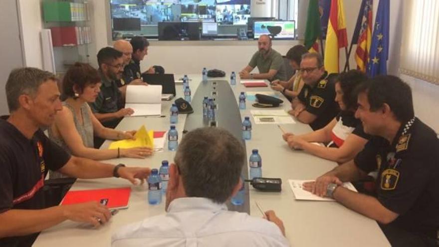 A la reunión asistieron representantes del ayuntamiento, Policía Nacional y Guardia Civil.