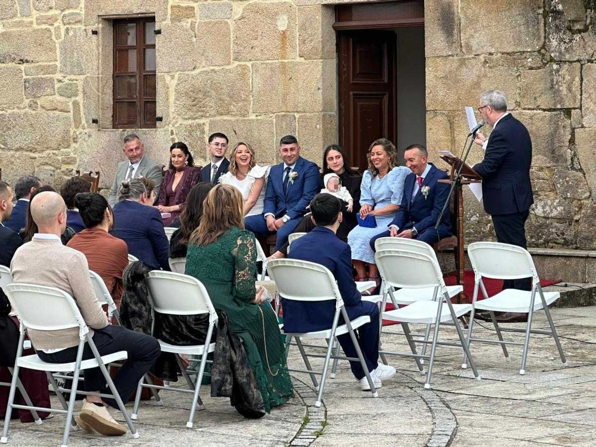 O alcalde de Ames, Blas García, dereita, amosa a primeira acta de Benvida Social no bautizo civil de Liam.