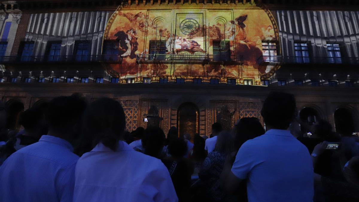 Un momento del &#039;videomapping&#039; que se estrenó anoche en la plaza del Pilar de Zaragoza.