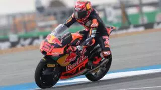 Brian Uriarte domina en el arranque de Moto3 bajo la lluvia