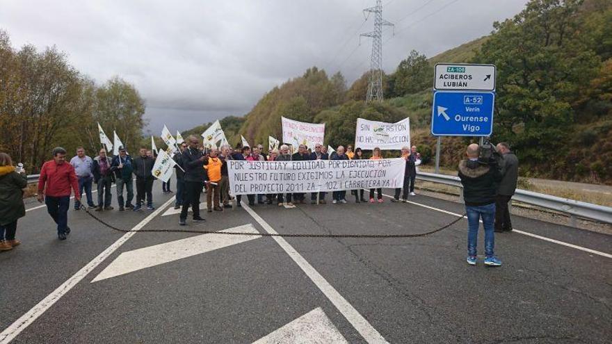 Manifestación en Padornelo por la reforma integral de la carretera de Porto.