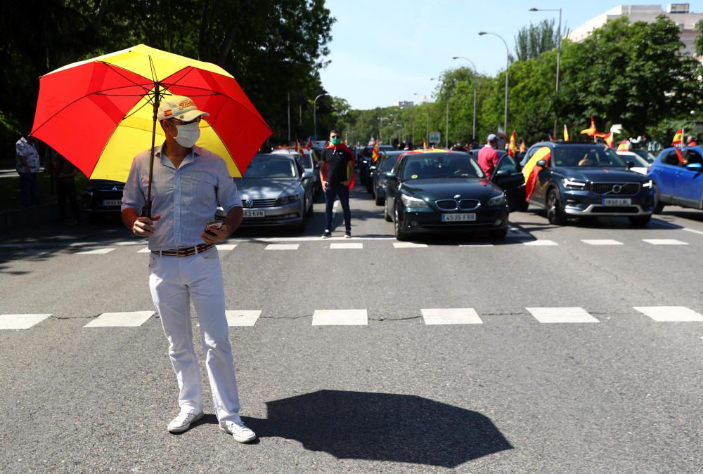 Cientos de personas secundan la protesta de Vox.