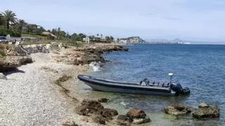 Embarrancan y abandonan una narcolancha en una playa de les Rotes de Dénia