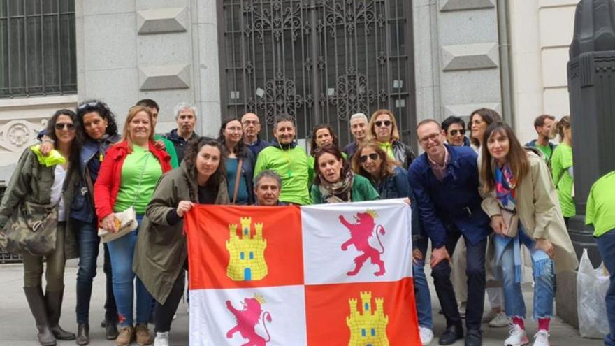 Secretarios interinos de Castilla y León, entre los que se encuentran algunos de Zamora, este viernes en Madrid. | Cedida