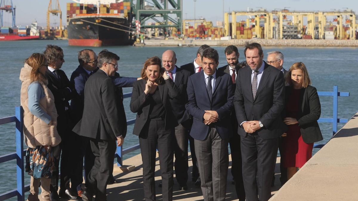 El ministro Óscar Puente, junto al jefe del Consell, Carlos Mazón, y la alcaldesa de València, María José Catalá, en el puerto.