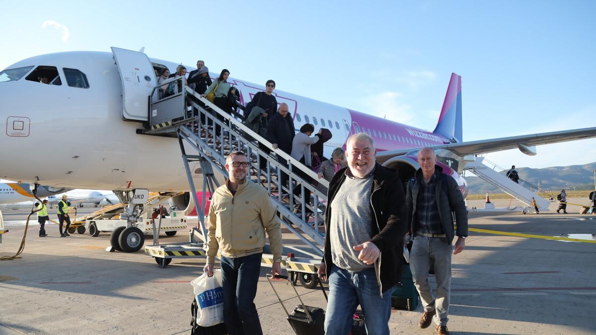Imagen de pasajeros bajando del avión en el aeropuerto de Castellón.