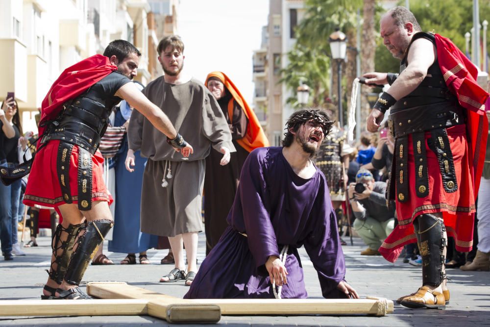 Vecinos y visitantes de Benetússer asisten a la representación del Calvario de Jesucristo.