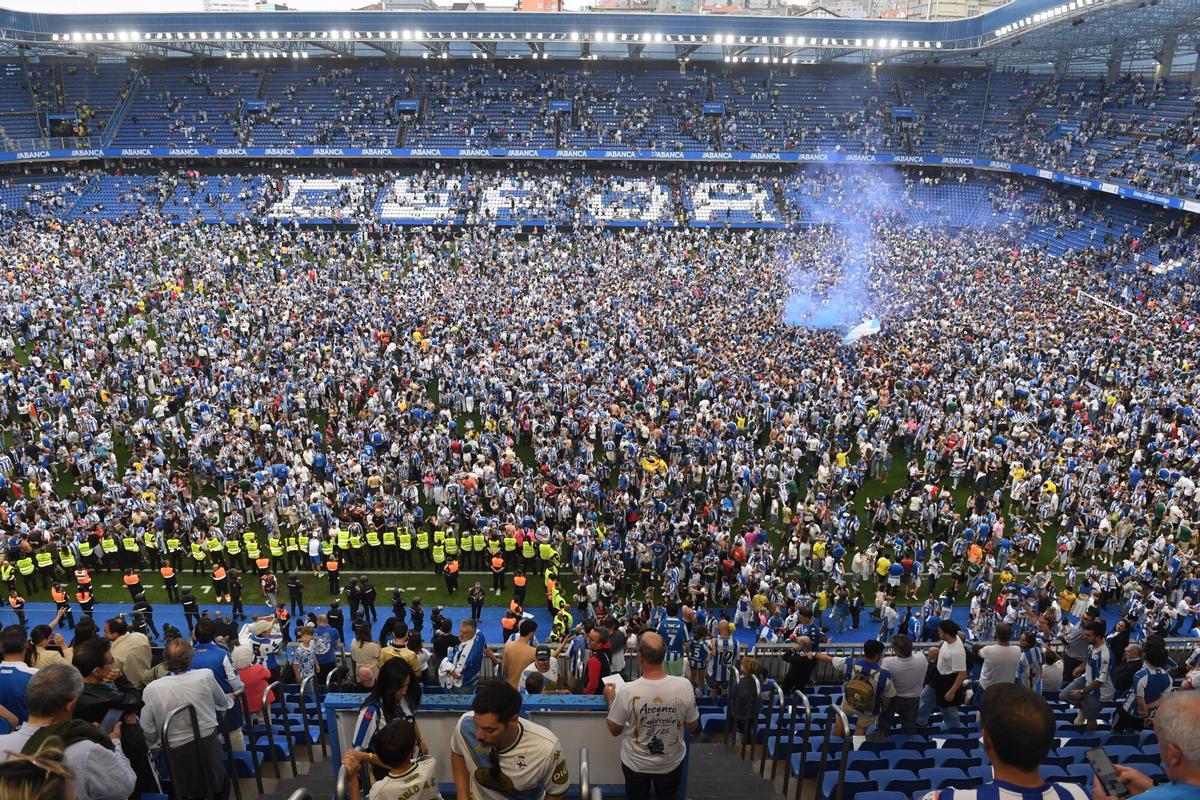La fiesta lo inundó todo en Riazor, el fútbol era de lo menos