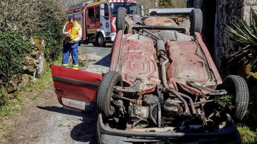 Vehículo volcado tras el incidente. // FdV