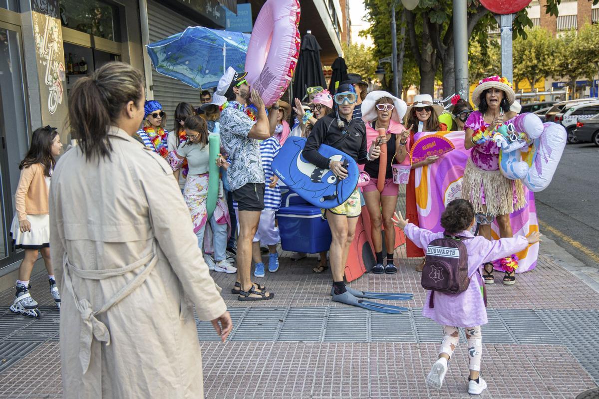 Flotadores, amigos y buen humor de los profesores para endulzar la vuelta al cole