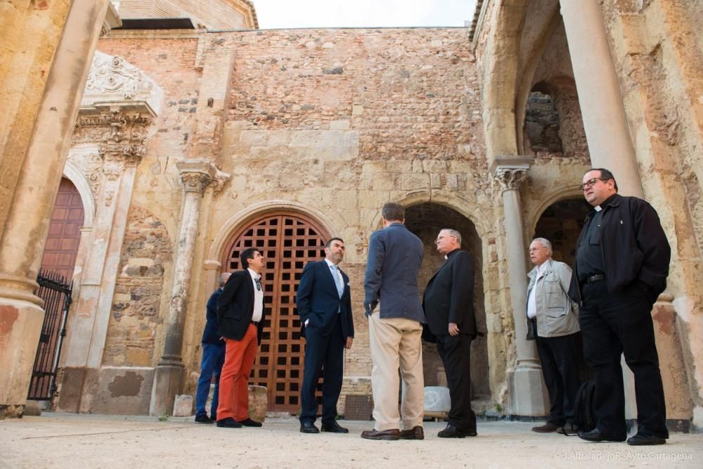 José López, alcalde de Cartagena, visita la Catedral Vieja