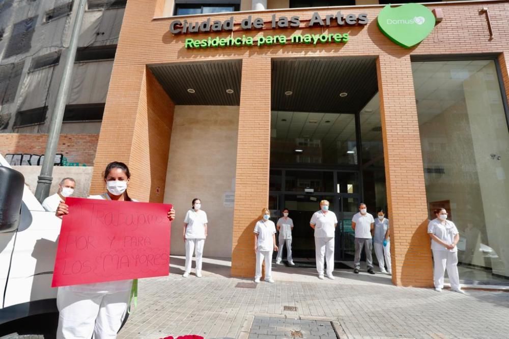 Minuto de silencio de los trabajadores en las puertas de la residencia Domus Vi