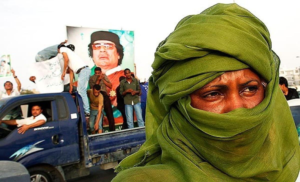 Una soldat líbia assisteix aquest dimarts a Trípoli a una concentració de suport a Muammar Gaddafi en protesta pels atacs aeris de l’OTAN.