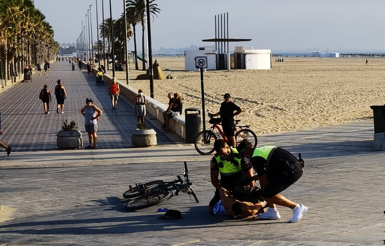 La policía local detiene a un carterista en la playa de la Malva-rosa