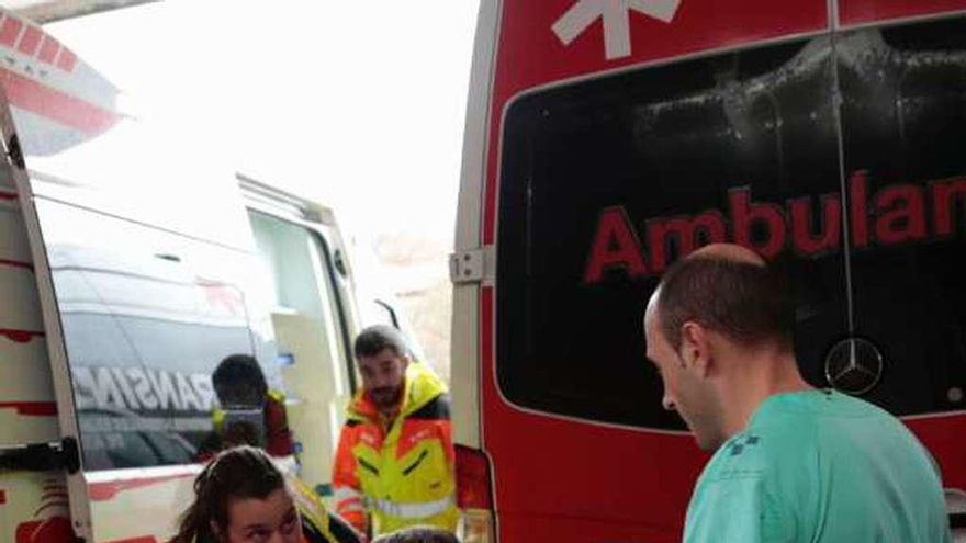 Un paciente del Hospital de Arriondas, evacuado por el riesgo de inundación el pasado 24 de enero.