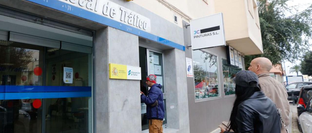 Entrada a la oficina de la DGT en Eivissa. | J.A.RIERA