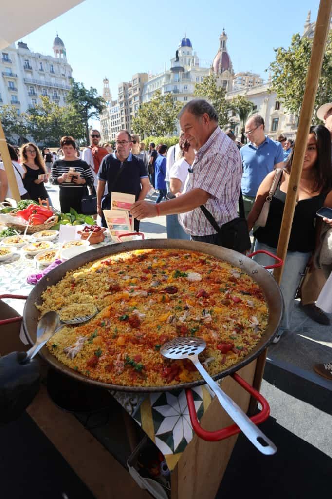 La plaza del Ayuntamiento de València se convierte en un gran restaurante al aire libre con el Tastarròs