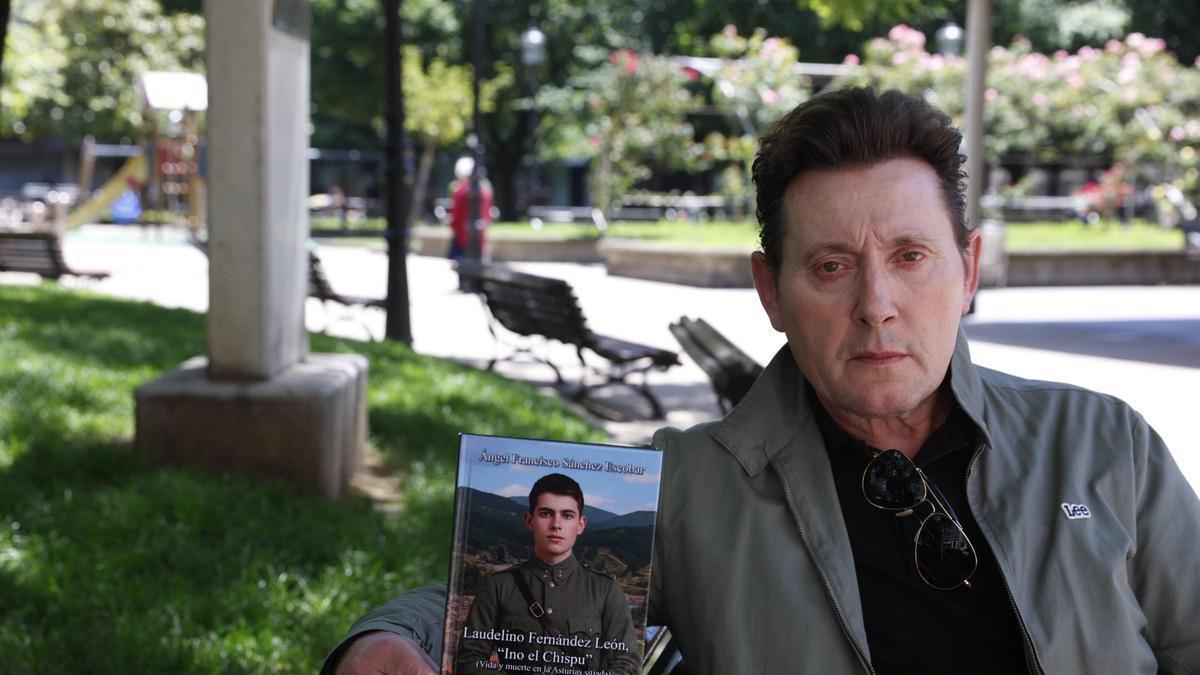Julio César Fernández, nieto de "Ino el Chispu", con un ejemplar del libro en el parque de la Fábrica de Gas.