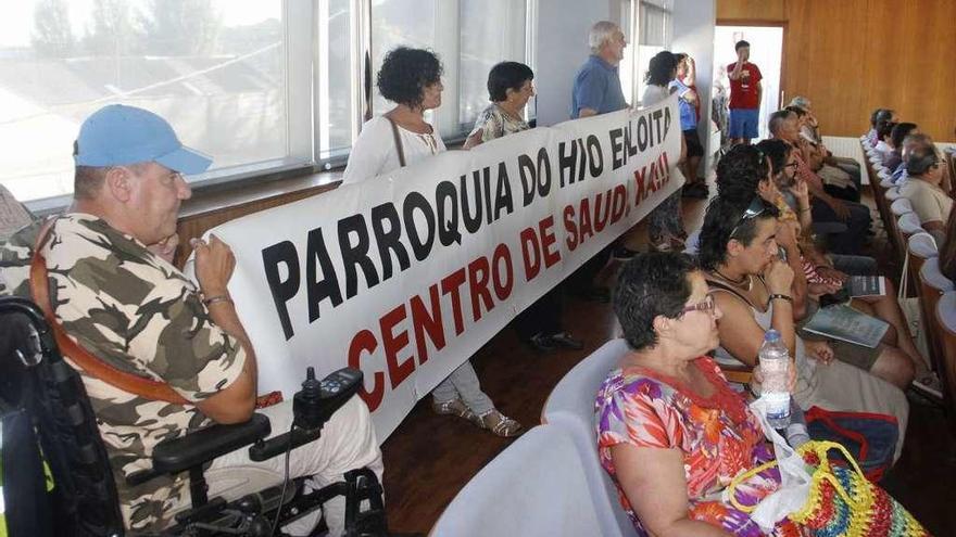 Los colectivos sociales de O Hío acuden cada mes al Pleno con una pancarta reivindicativa. // G.Núñez