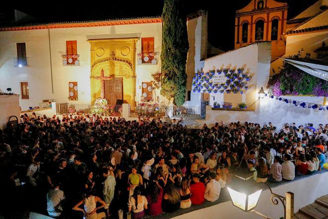 Jueves de cruces en Córdoba, las imágenes del primer día de la fiesta.