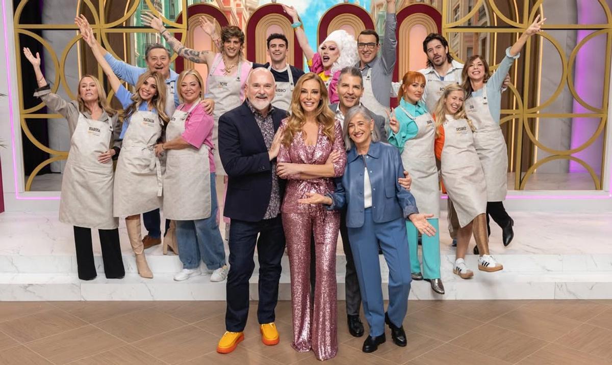 En primer plano, la presentadora gallega Paula Vázquez, rodeada de los jueces y concursantes de ‘Top Chef: Dulces y Famosos’