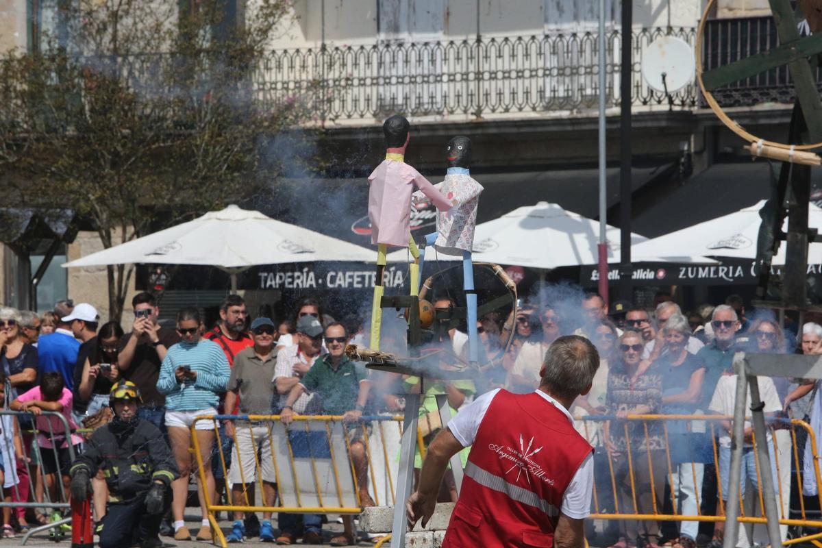 Quema de Damas e Galáns durante este mediodía en las Festas do Cristo en Cangas.