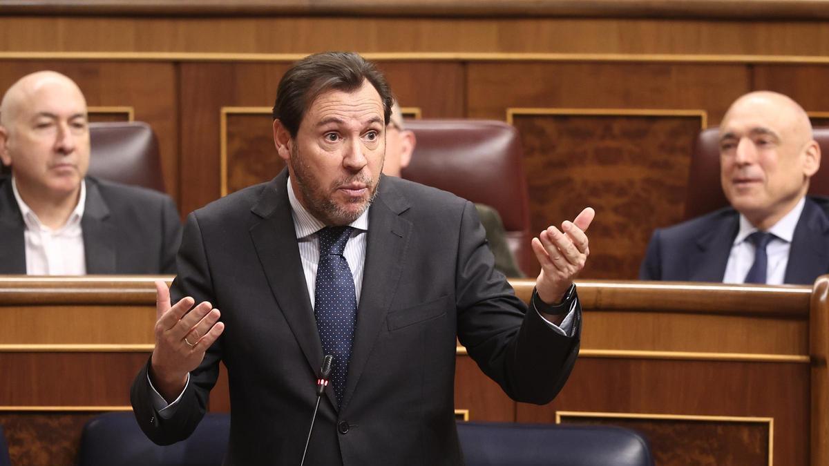 El ministro de Transportes y Movilidad Sostenible, Óscar Puente, interviene durante una sesión de control al Gobierno, en el Congreso de los Diputados, a 18 de febrero de 2026, en Madrid